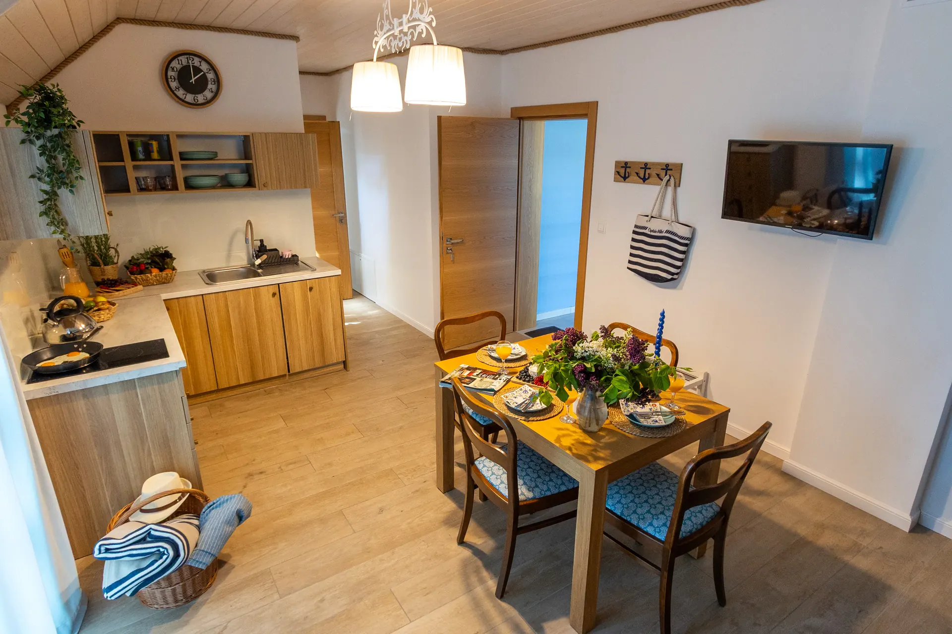 Apartament Sosna — salon z jadalnią i aneksem kuchennym, Poezja Ciszy Dębki